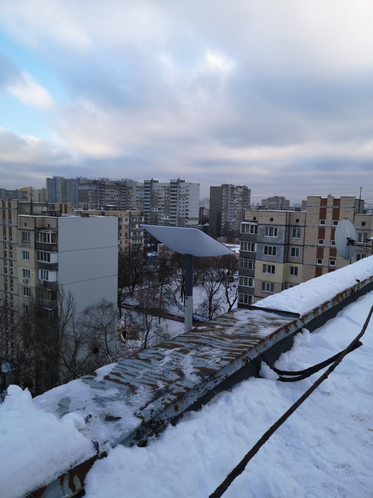 Старлінк на даху багатоповерхівки
